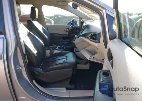 2017 Chrysler Pacifica Touring-L z USA, uszkodzony, nr VIN 2C4RC1BG0HR535250